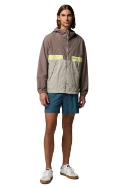 Cortavientos con capucha