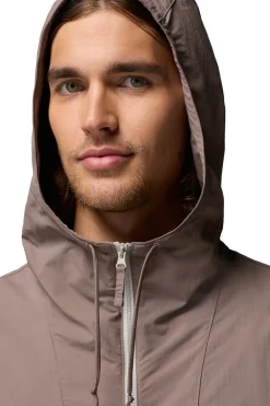 Cortavientos con capucha