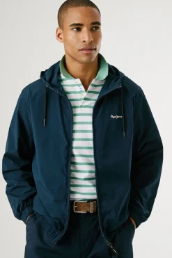 Cortavientos con logo en el pecho.