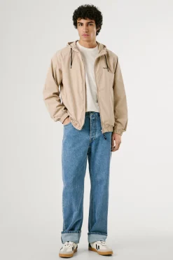 Cortavientos con logo en el pecho.