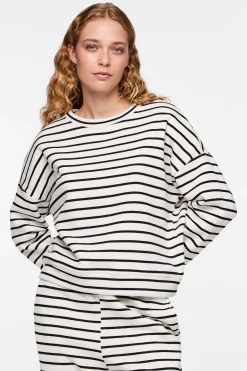 Cotton sweatshirt with striped print. Closed collar and long sleeves. Soft texture.