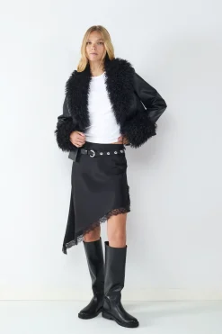 Falda asim&eacute;trica satinada