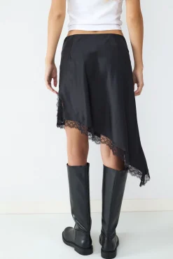 Falda asim&eacute;trica satinada