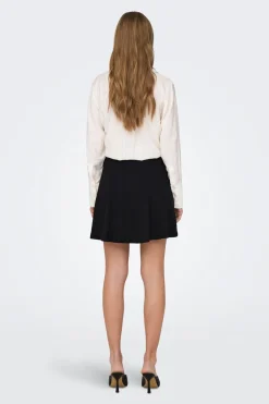 Falda corta con vuelo