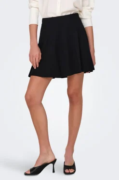 Falda corta con vuelo