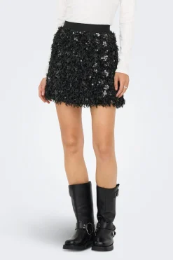 Falda corta de plumas y lentejuelas