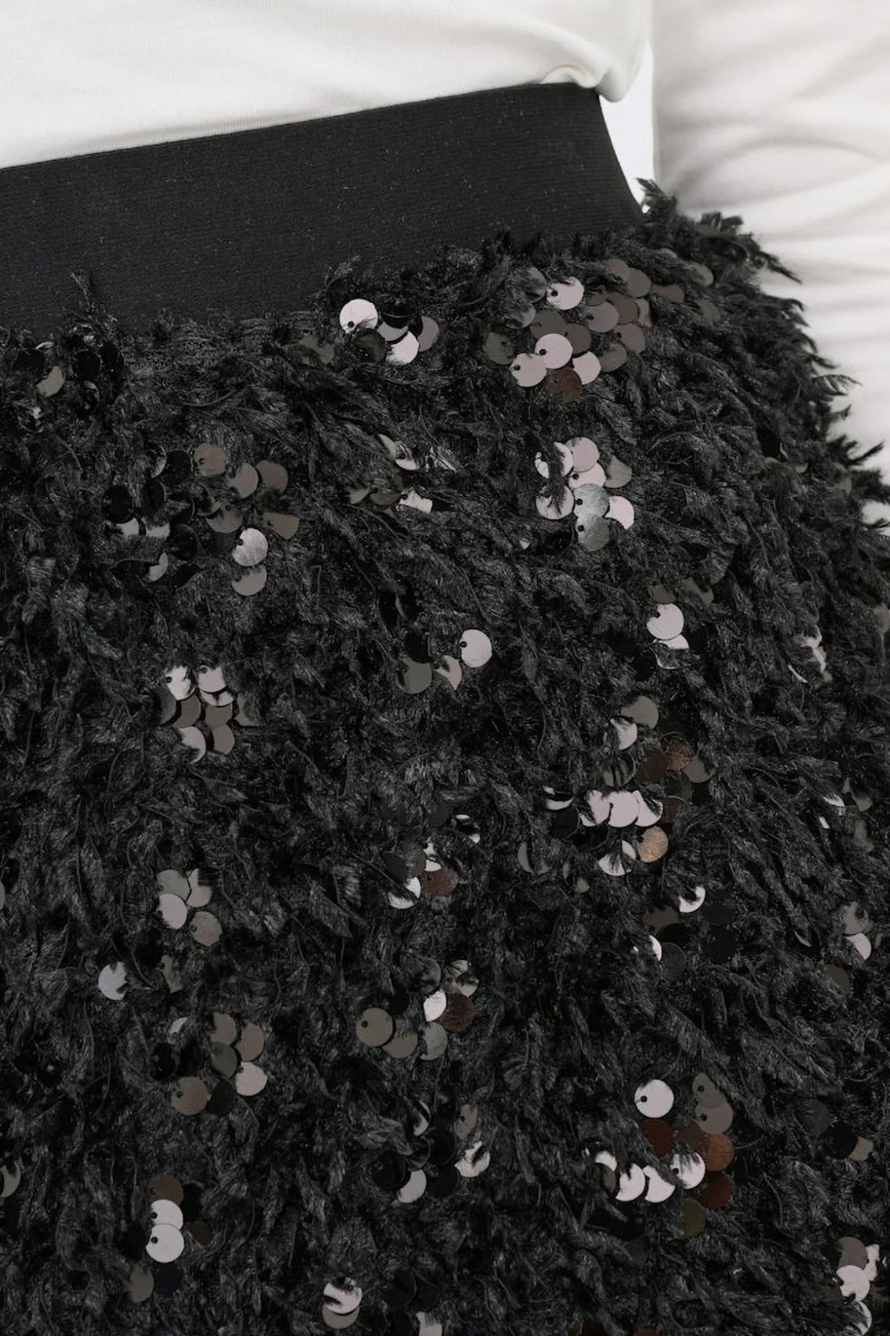 Falda corta de plumas y lentejuelas