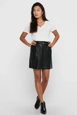 Falda corta de polipiel