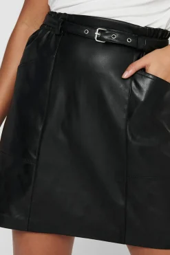 Falda corta de polipiel