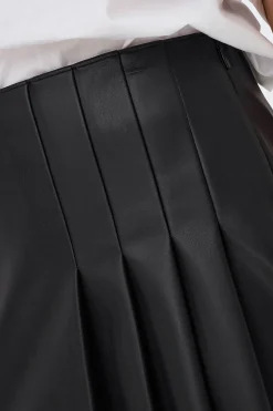 Falda corta polipiel