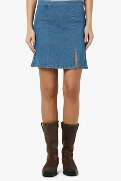 Falda corta vaquera con abertura lateral