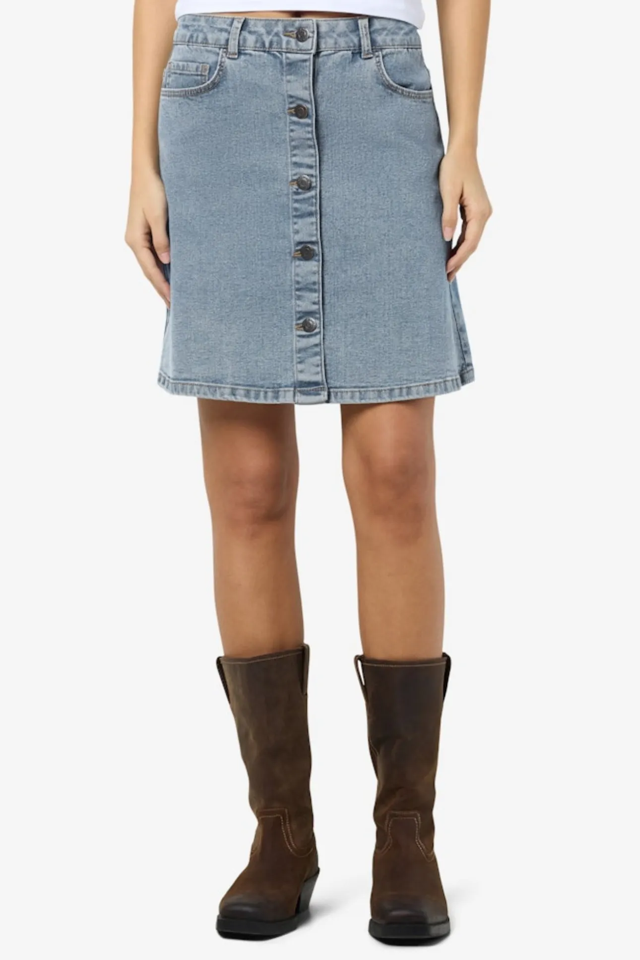 Falda corta vaquera con detalle de botones