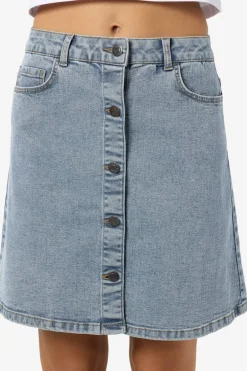 Falda corta vaquera con detalle de botones