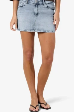 Falda corta vaquera con efecto desgastado