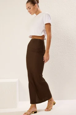 Falda larga ajustada