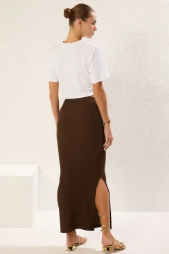 Falda larga ajustada