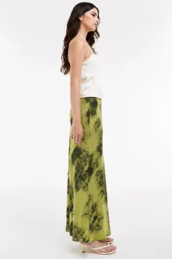 Falda larga estampada.