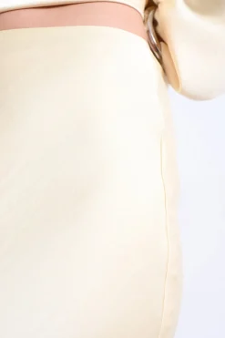 Falda larga satinada.