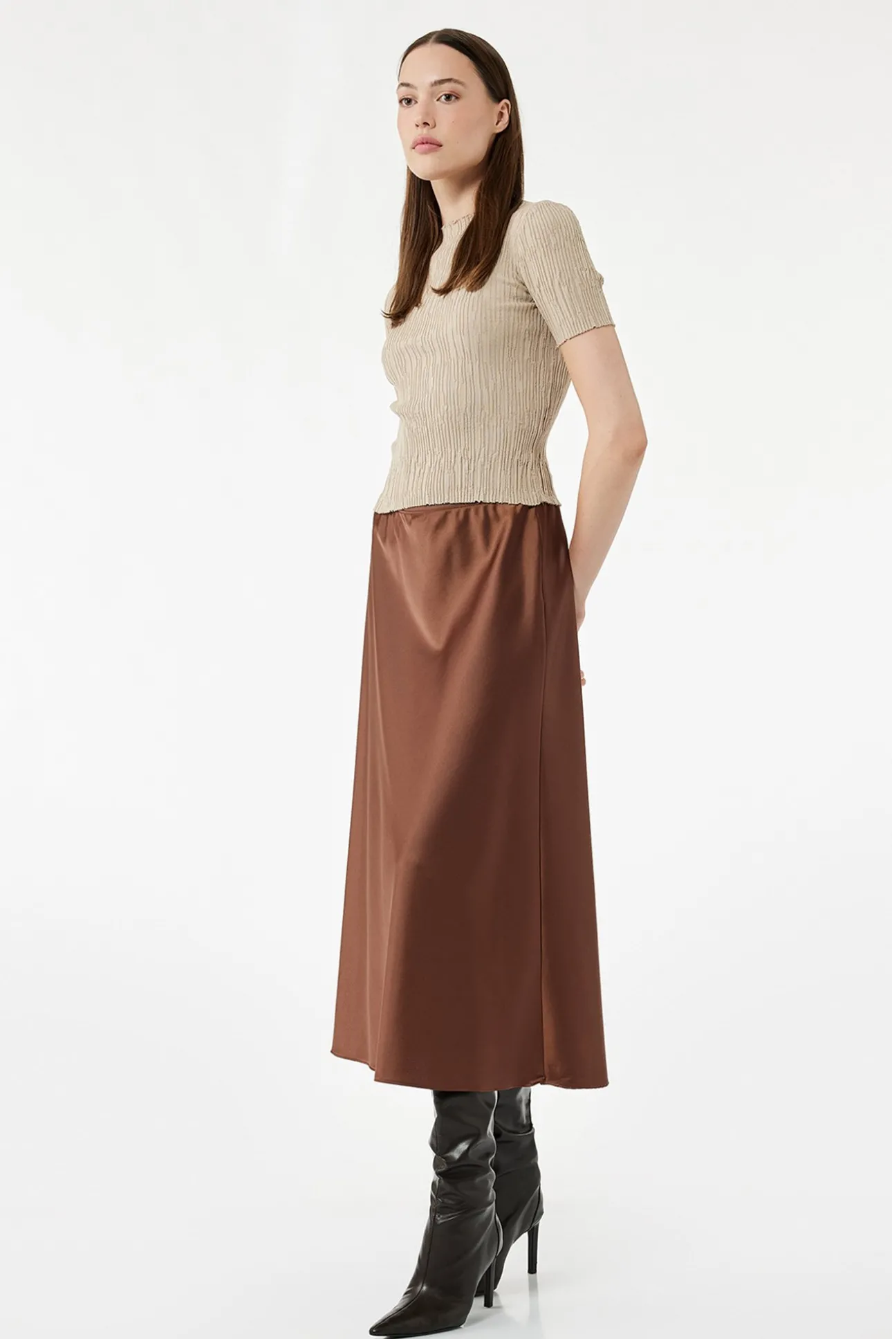 Falda midi de corte regular con cintura est&aacute;ndar