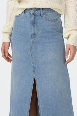 Falda vaquera larga con apertura frontal