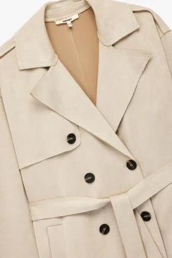 Gabardina con botones y cintur&oacute;n con detalle de bolsillo