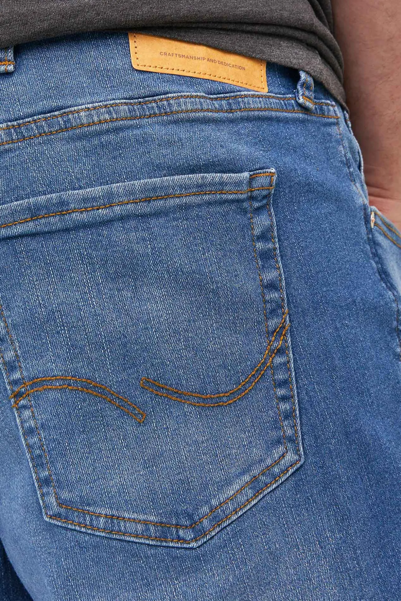 Jeans corte recto cinco bolsillos