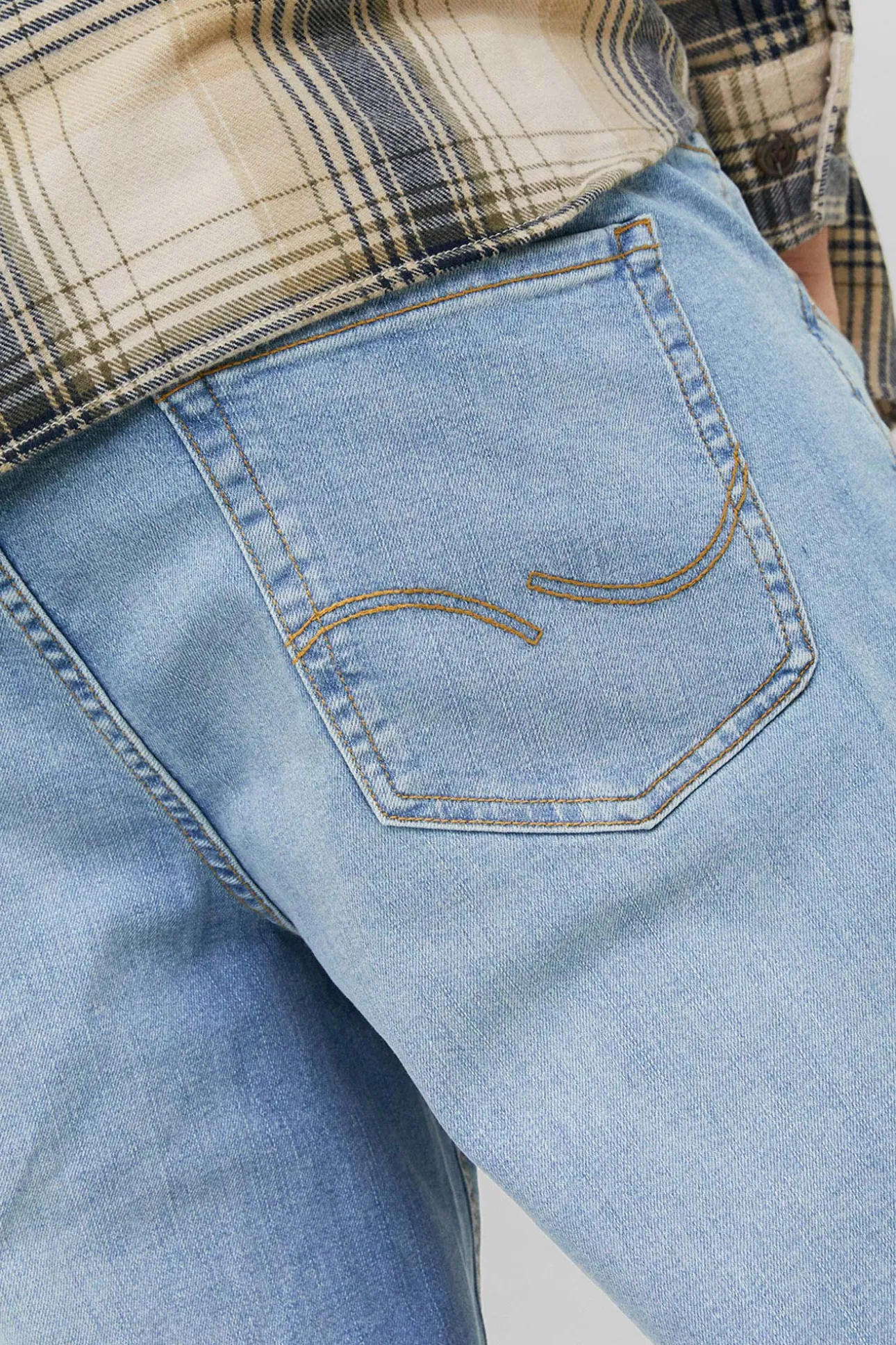 Jeans corte recto cinco bolsillos