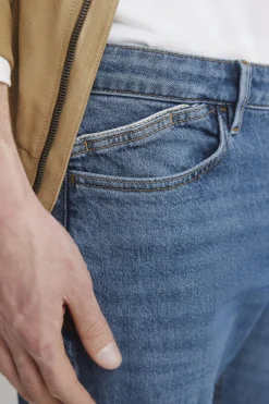 Jeans lavado medio oscuro slim fit