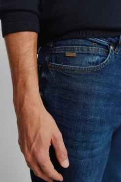 Jeans lavado oscuro slim fit