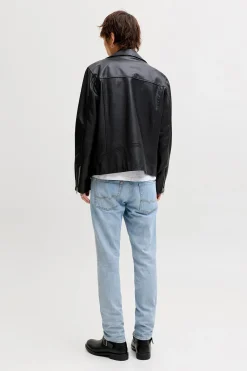 Jeans regular tiro medio lavado