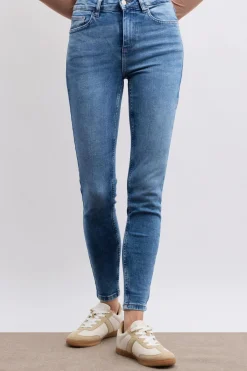 Jeans Skinny Tiro Medio