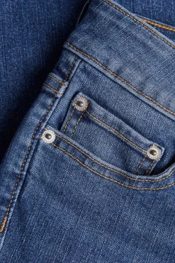 Jeans slim tiro medio