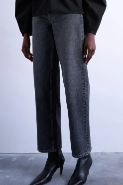 Jeans wide fit de tiro bajo con cintur&oacute;n trasero