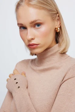 Jersey cuello alto botones pu&ntilde;os