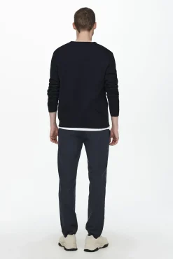 Jersey de hombre de cuello redondo regular fit.