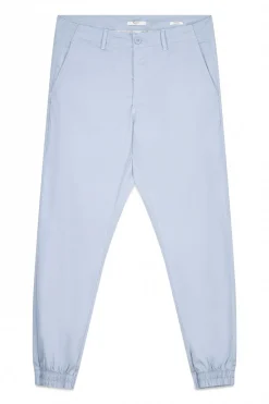 Pantal&oacute;n chino popelin con pu&ntilde;o en el bajo.