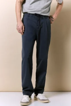 Pantalón con pinzas y cordones