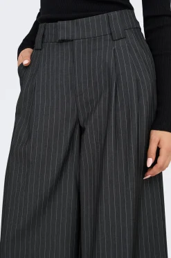 Pantal&oacute;n de traje raya diplom&aacute;tica