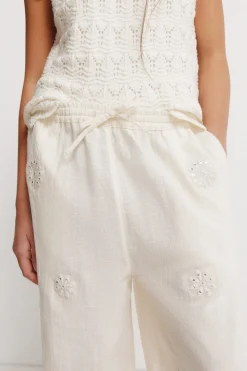 Pantal&oacute;n fluido con bordados ni&ntilde;a