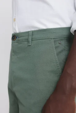 Pantal&oacute;n microestampado slim fit