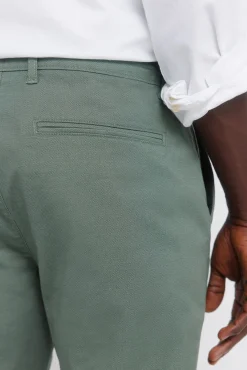 Pantal&oacute;n microestampado slim fit