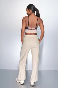 Pantal&oacute;n recto ancho canal&eacute; beige