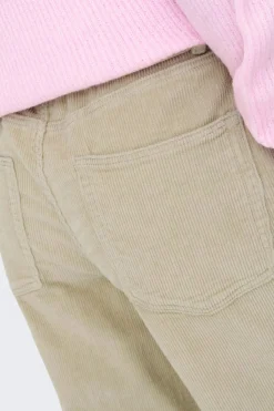 Pantal&oacute;n recto con cintur&oacute;n