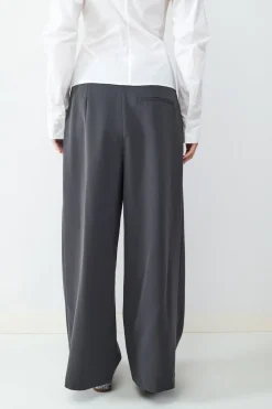 Pantal&oacute;n traje pliegues