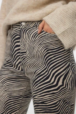 Pantal&oacute;n vaquero animal print