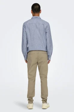 Pantalon chino de hombre slim fit.