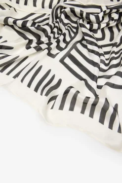 Pa&ntilde;uelo satinado geom&eacute;trico