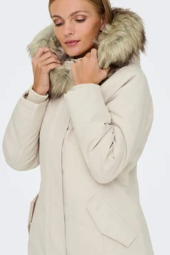 Parka con capucha con pelo