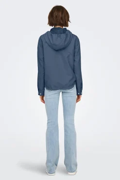 Parka corta con capucha