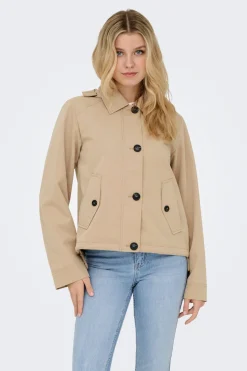 Parka corta con capucha